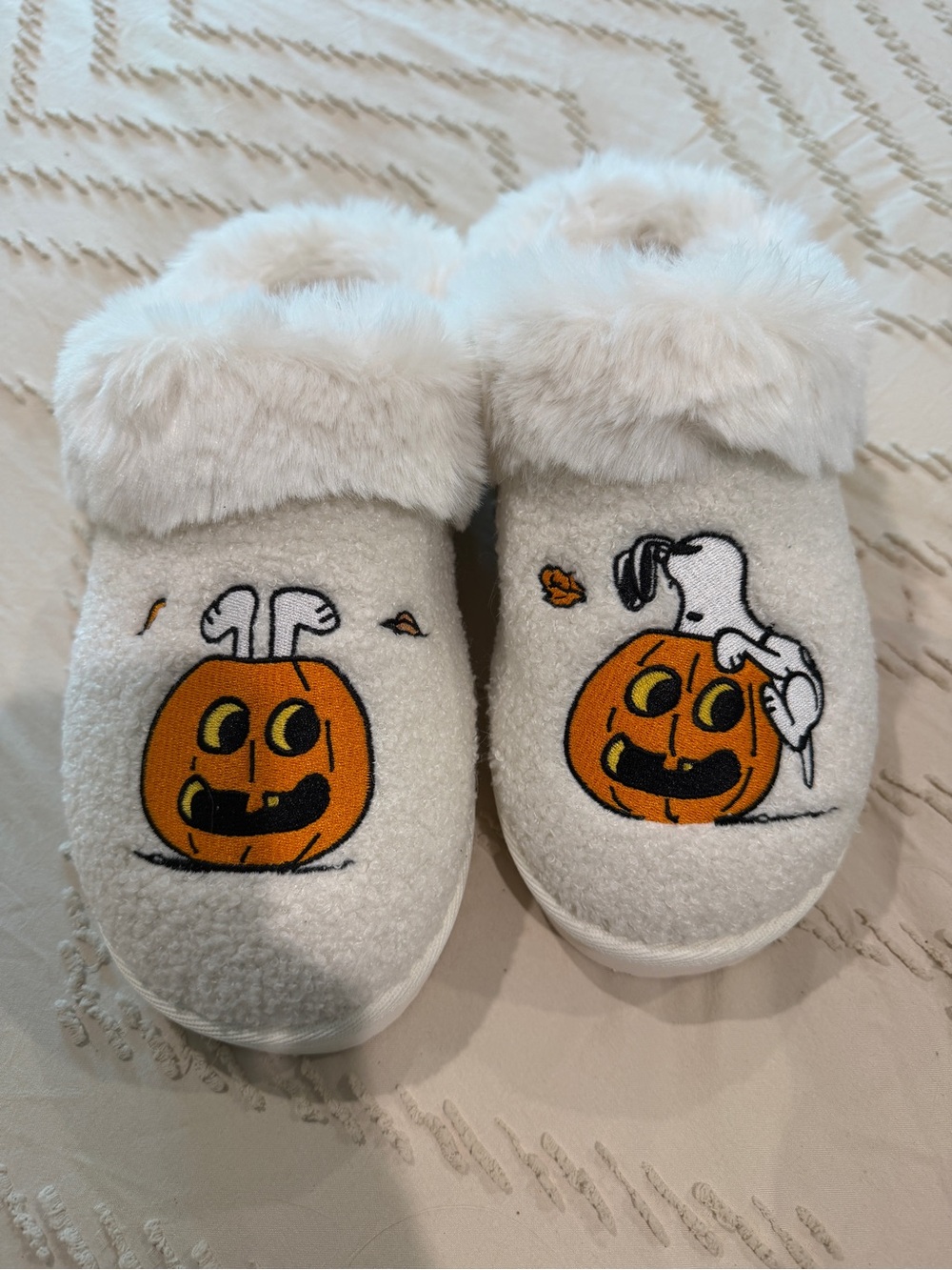 AMERICAN EAGLE ‘Peanuts’ White Furry Slip-On Slippers-Size 9